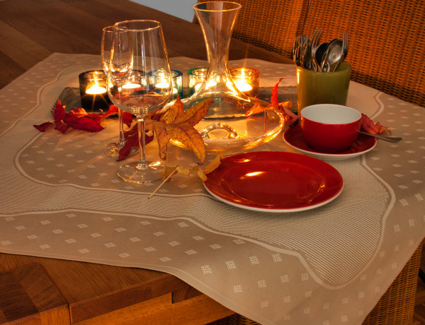 Damast-Mitteldecke mit Aida-Stickborde